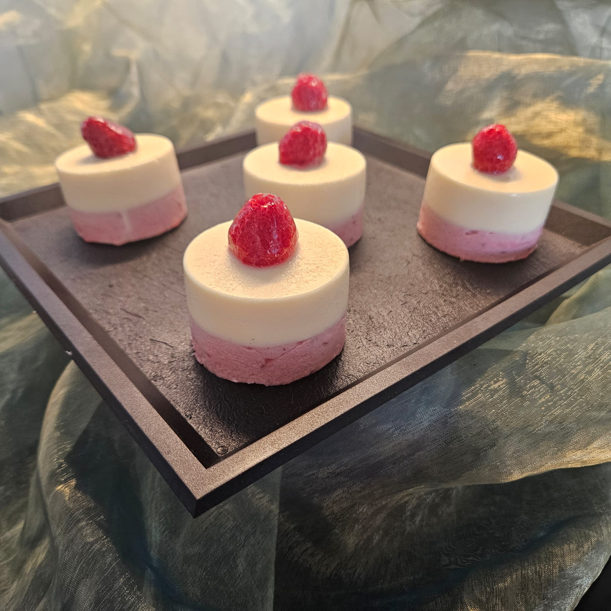Entremet Framboise-Chocolat Blanc sur un biscuit Speculos